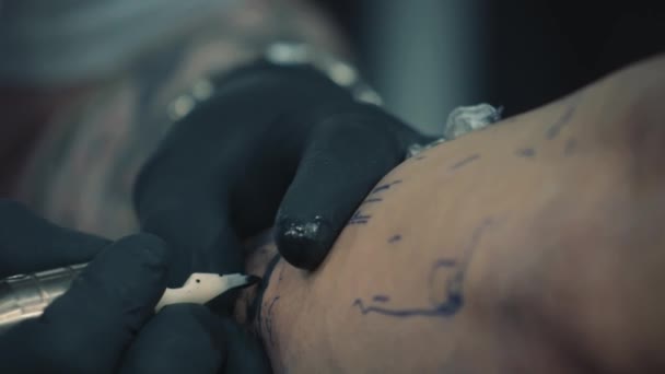 纹身艺术家纹身客户在工作室 — 图库视频影像