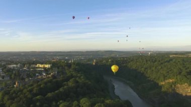 Hava uçak atış, sıcak hava orman ve nehir peyzaj, Bristol balon Fiesta 2018 üzerinde uçan balonları