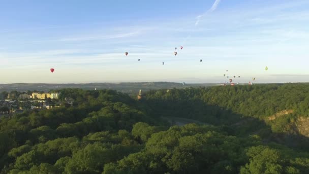 Aerial Drone Shot Hot Air Globos Volando Sobre Forest River — Vídeo de stock