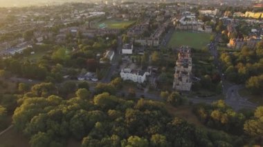 Hava uçak atış ağacının Clifton & Durdham çıkışlar, Bristol sokakta astarlı