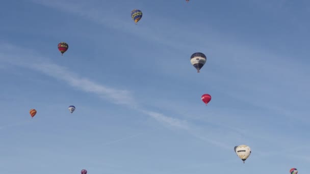 Hete Lucht Ballonnen Vliegen Overhead Tegen Blauwe Hemel Bristol Balloon — Stockvideo