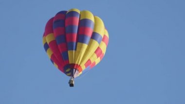 Sıcak hava balonu ek yükü Bristol balon Fiesta 2018 karşı mavi gökyüzü uçan