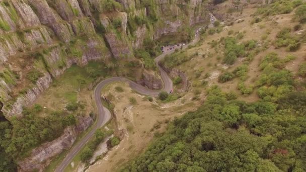 Autos Fahren Auf Kurvenreicher Aussichtsstraße Schönen Tal Drohne Aus Der — Stockvideo