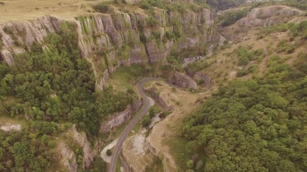 Auto Die Rijden Kronkelende Schilderachtige Weg Prachtige Vallei Luchtfoto Drone — Stockvideo