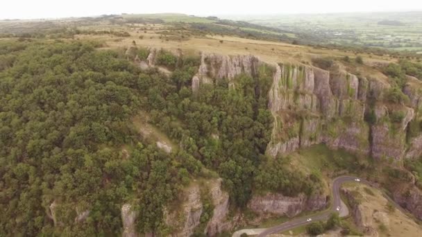 Воздушный Ландшафт Красивого Зеленого Ущелья Чеддер Сомерсет Англия — стоковое видео