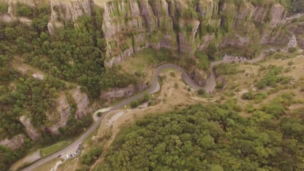 Samochody Jeżdżące Krętej Drodze Sceniczny Pięknej Dolinie Aerial Drone Strzał — Wideo stockowe
