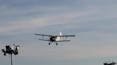 Yüksek hızda pervaneli bir uçak alçaktan uçar ve hızla irtifa kazanır.