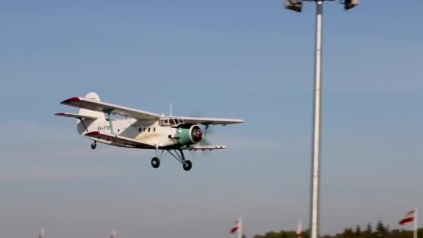 Avión Con Una Hélice Alta Velocidad Vuela Baja Altitud Rápidamente — Vídeos de Stock