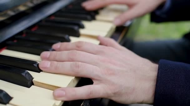 Närbild av män händer spela på piano. — Stockvideo