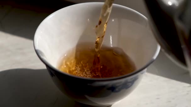 Verter el té en el tazón de té. Primer plano. — Vídeo de stock