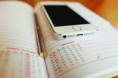 iş iletişimi ve iş planlaması. not defteri ve cep telefonu.