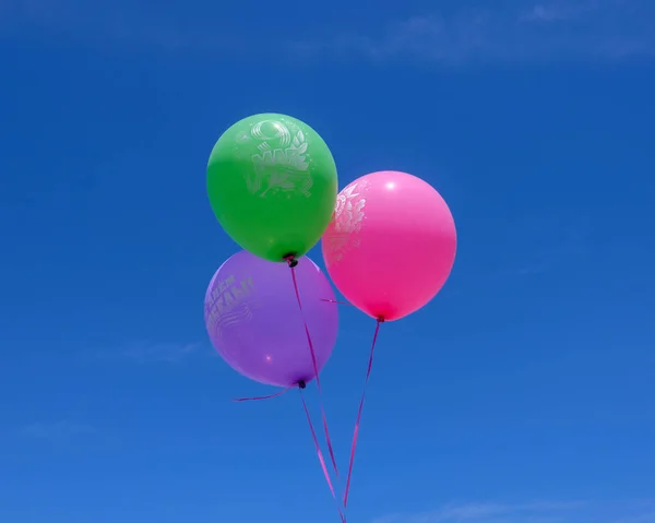 Mavi gökyüzünde renkli şişme balonlar