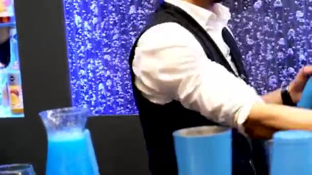 Professionele Barman Man Jongleren Flessen Schudden Cocktail Mobiele Bar Tafel — Stockvideo