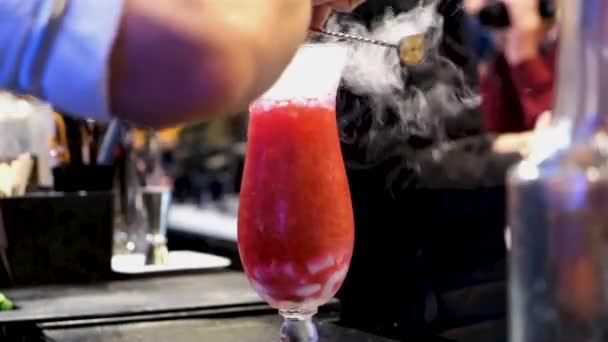 Barman Préparant Cocktail Cocktail Fumé Avec Glace Sèche Sur Bar — Video
