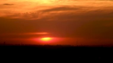 Ostankino kulesine bakan zaman atlamalı gün batımı