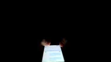 Yakın adam eller iş iletişimi için cep akıllı telefonda mesaj mesajlaşma ve gece sosyal online sohbet
