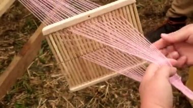 Kadın elleri ahşap sopa eski Rus yöntemi ni kullanarak yün iplikörgü
