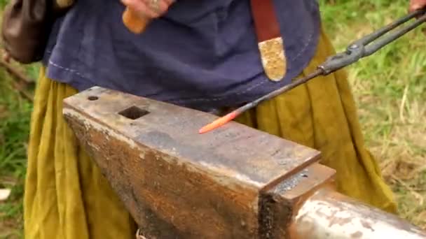 O ferreiro forjando manualmente o metal fundido na bigorna em ferreiro. — Vídeo de Stock