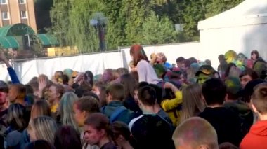 Moskova Rameskoye-03.08.2019: Renkler festivali holly, çocuklar modern müzikle dans ediyor, aktif dans ediyor, ellerini çırpıyor, birbirlerine renk fırlatıyor