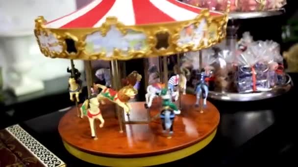 Carrossel de brinquedo gira. Cavalos de brinquedo no carrossel — Vídeo de Stock