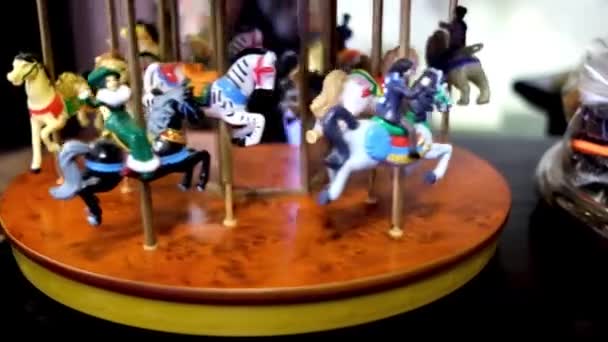 Carrossel de brinquedo gira. Cavalos de brinquedo no carrossel — Vídeo de Stock