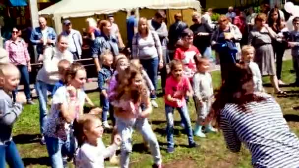 MOSCOW RAMESKOYE-06.07.2019: Animators entertain children dancing at a childrens party. Children dance in the yard to music — Stock Video