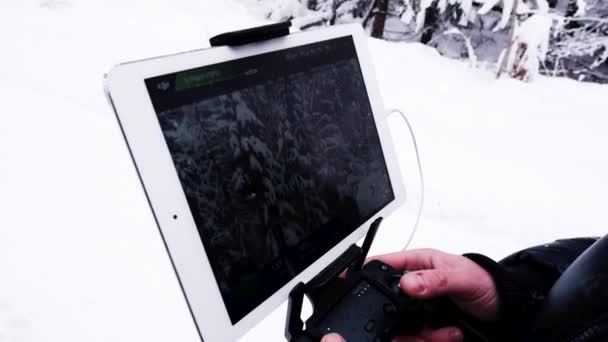 Ferngesteuerte Drohne in männlicher Hand, Nahaufnahme. Winterwald. Slo-mo — Stockvideo