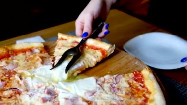 Bir restoranda pizza carbonara hizmet Garson