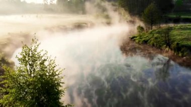 Nehirdeki su sabah şafakta yükselir. Antengörünümü