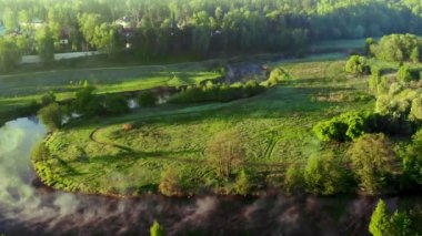 Nehirdeki su sabah şafakta yükselir. Antengörünümü