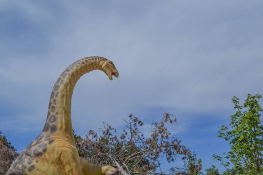 Baskılar için web siteleri, makaleler ve sunumlar için hayvanat bahçesi parkında Dinozor