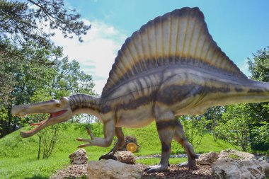 Hayvanat bahçesi parkında tehlikeli dinozor