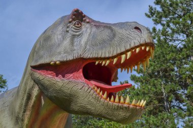 Baskılar için web siteleri, makaleler ve sunumlar için hayvanat bahçesi parkında tehlikeli dinozor