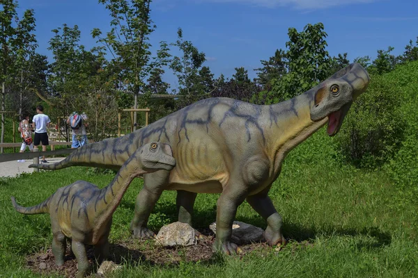 ウェブサイト 記事やプレゼンテーションのための動物園の公園の恐竜 プリント用 — ストック写真