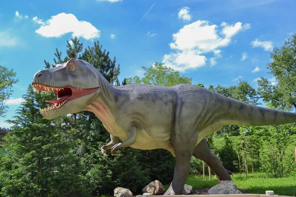 ウェブサイト 記事やプレゼンテーションのための動物園の公園で危険な恐竜 プリント用 — ストック写真