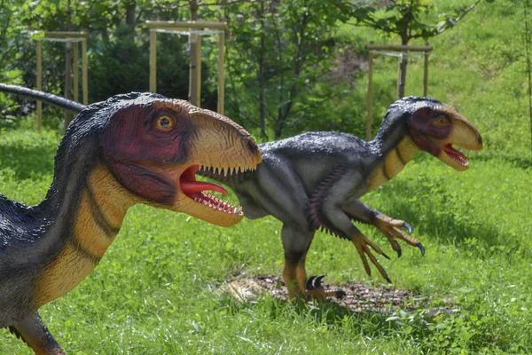 Baskılar için web siteleri, makaleler ve sunumlar için hayvanat bahçesi parkında Dinozorlar