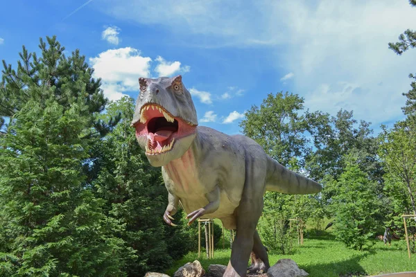 Dinosauro Pericoloso Nel Parco Dello Zoo Siti Web Articoli Presentazioni — Foto Stock
