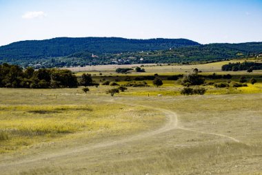 Dağlar ve huzurlu renklerile Macaristan'da tarım manzara.