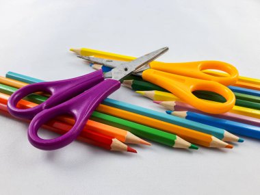 Okula geri dön. Okula başlamak, kağıt işi veya not almak için renkli malzemeler