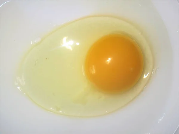 Surowe Białko Jaja Żółtko Białej Płytce — Zdjęcie stockowe