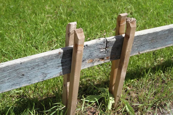手工制作的木工具支撑着一个板条制作的围栏 — 图库照片