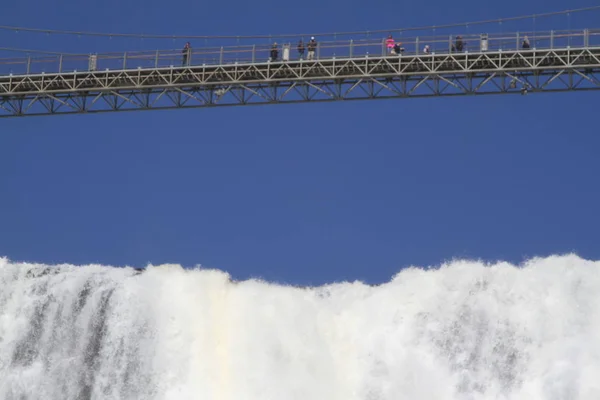 Pessoas Uma Ponte Acima Montmorency Falls Quebec — Fotografia de Stock