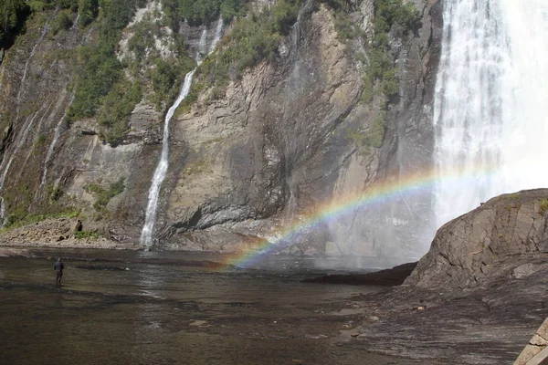 Hombre Lado Montmorency Falls Quebec Pesca Agua Con Arco Iris —  Fotos de Stock