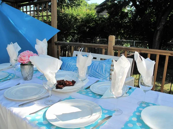 Mesa Jantar Livre Com Pratos Copos Guardanapos Travesseiros Azuis Banco — Fotografia de Stock