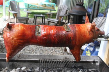 Paskalya için bütün domuz kavurma 