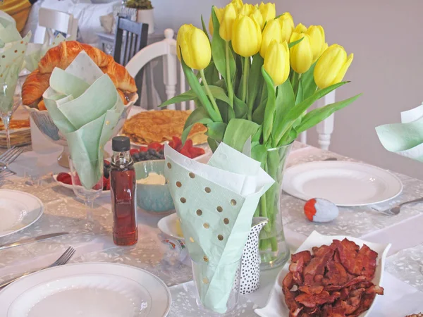 Желтые Тюльпаны Столе Завтрака — стоковое фото