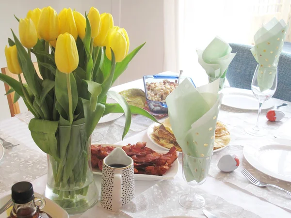 Gelbe Tulpen Auf Dem Frühstückstisch — Stockfoto