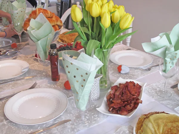 Gele Tulpen Een Ontbijttafel — Stockfoto