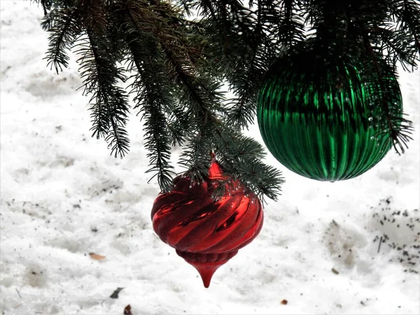 Ozdoby Świąteczne Wiszące Drzewie Zewnątrz — Zdjęcie stockowe