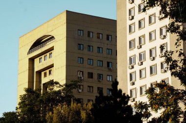 Binanın ağaçları arasında.